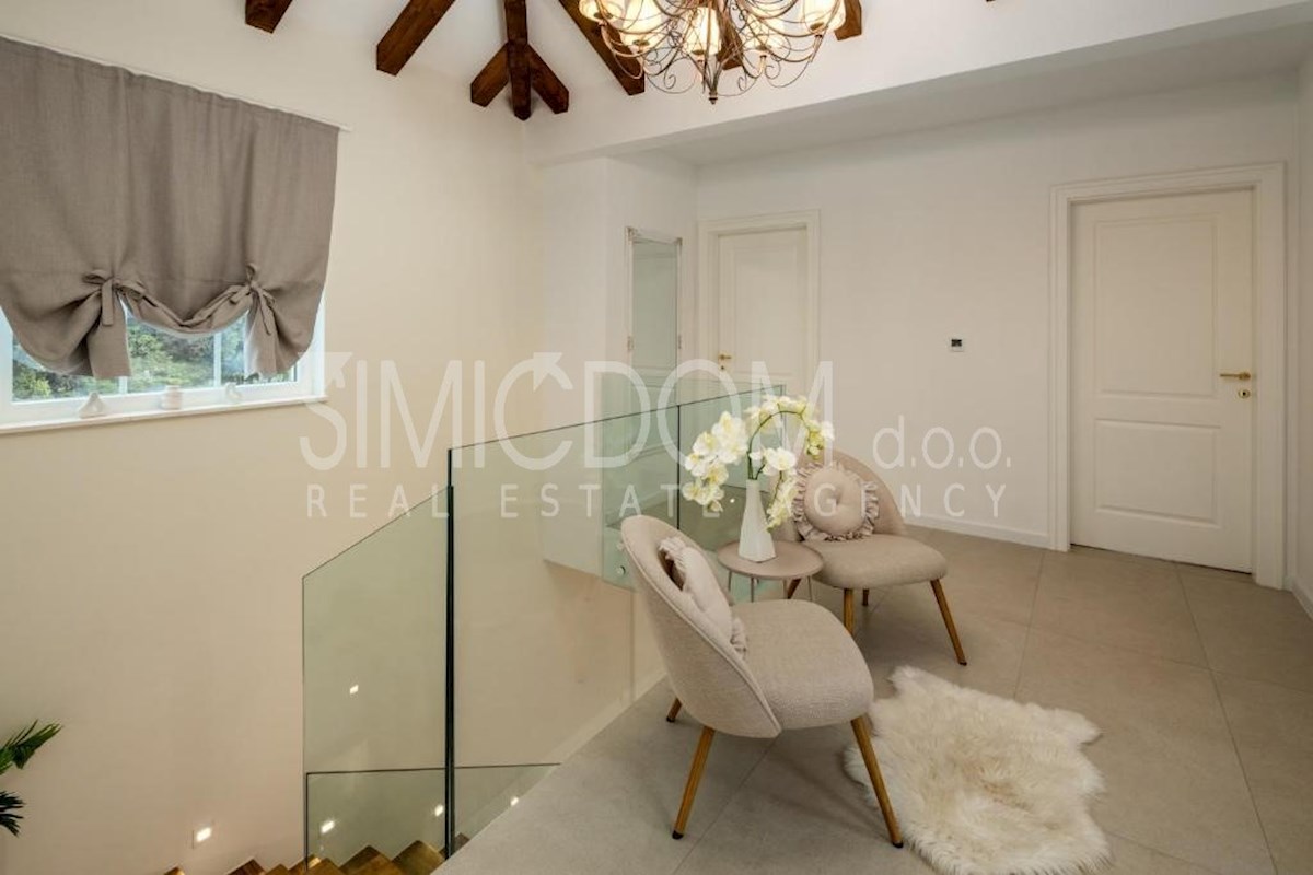 Čudovita vila z razgledom, Rogoznica