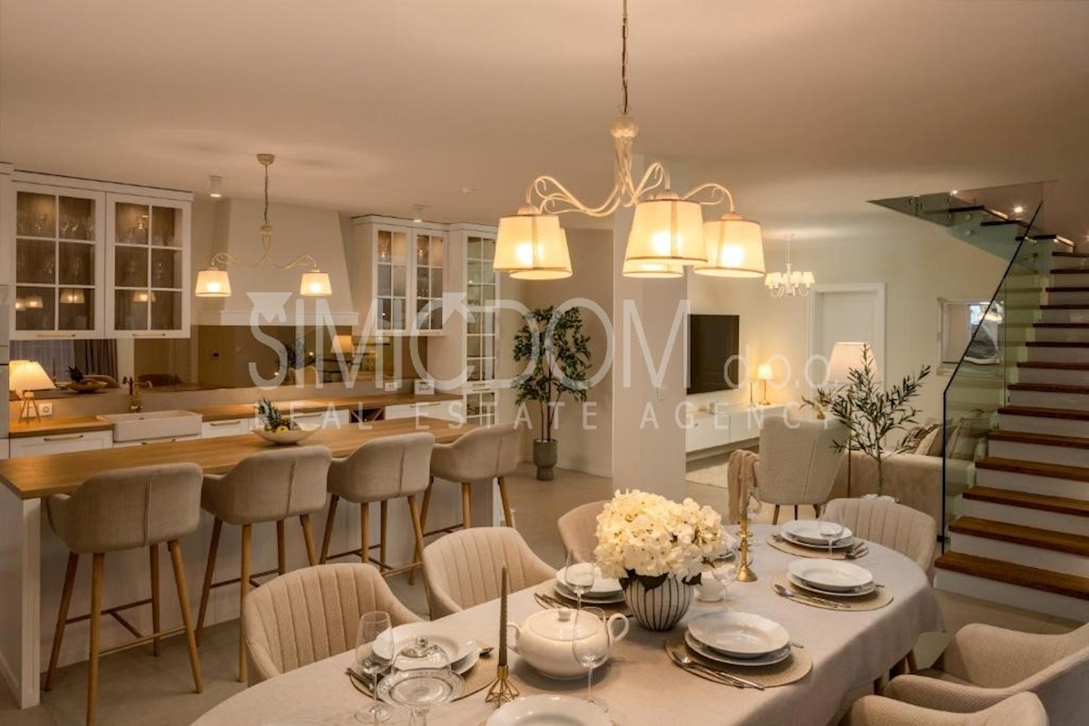 Čudovita vila z razgledom, Rogoznica