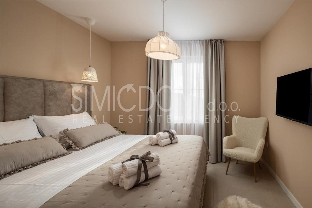 Čudovita vila z razgledom, Rogoznica