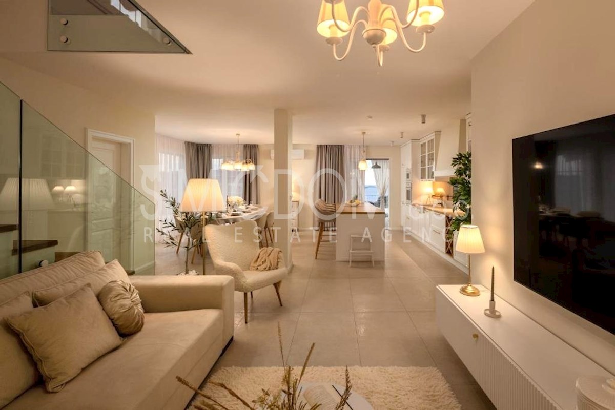 Čudovita vila z razgledom, Rogoznica