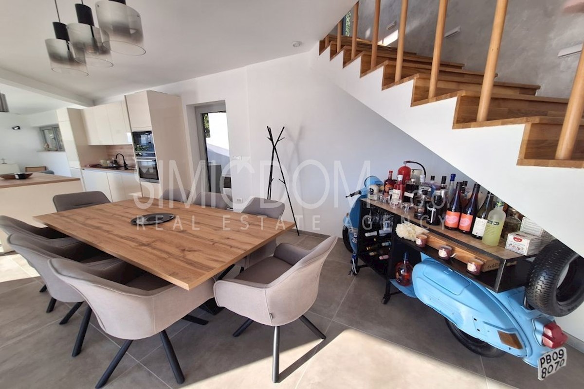 Vila z odprtim pogledom na morje, Omiš