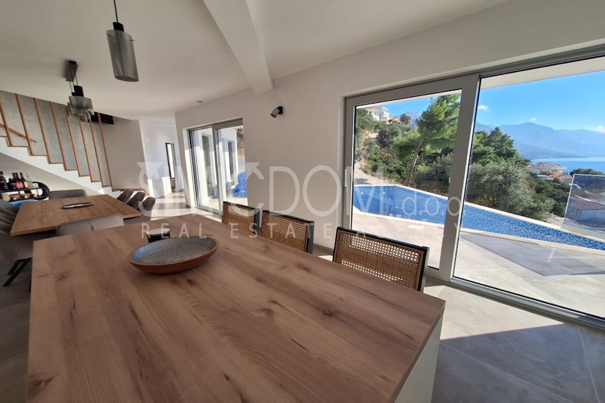 Vila z odprtim pogledom na morje, Omiš