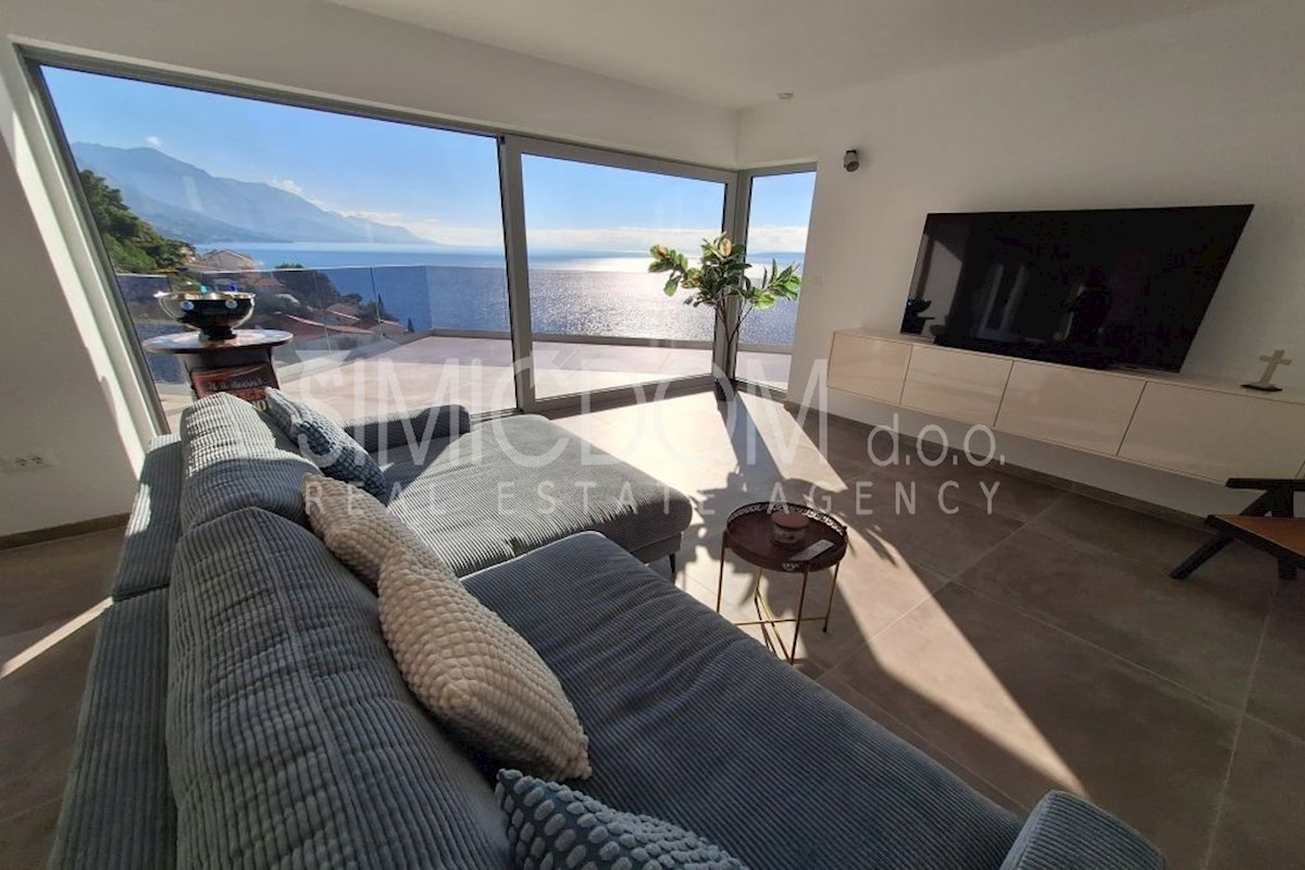 Vila z odprtim pogledom na morje, Omiš