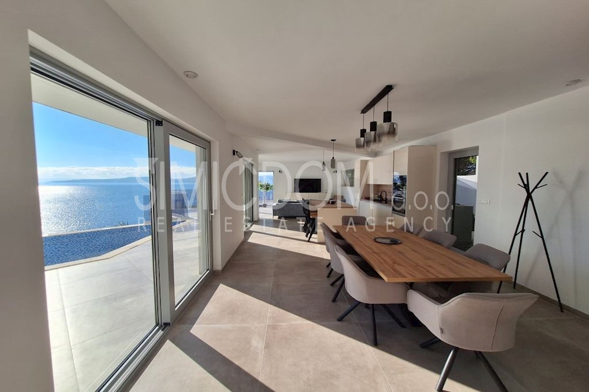 Vila z odprtim pogledom na morje, Omiš