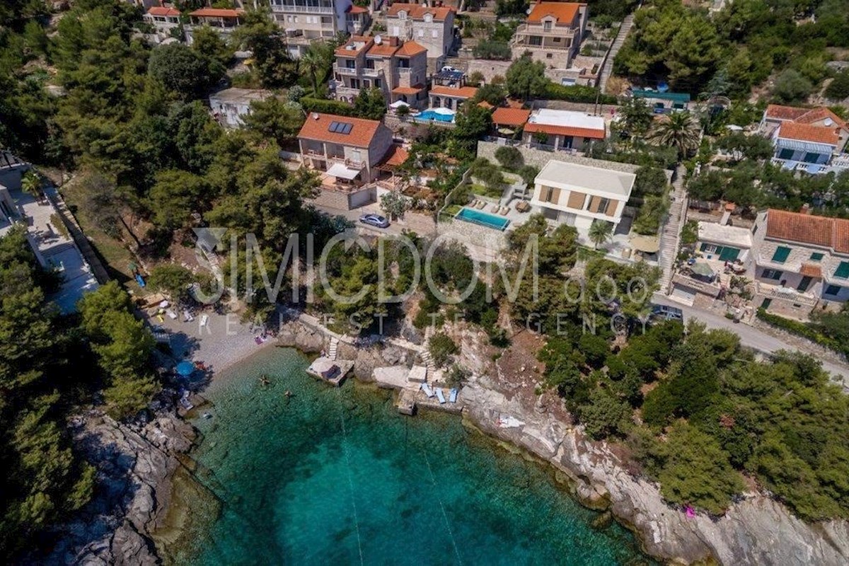 Luksuzna vila v prvi vrsti do morja, Brač