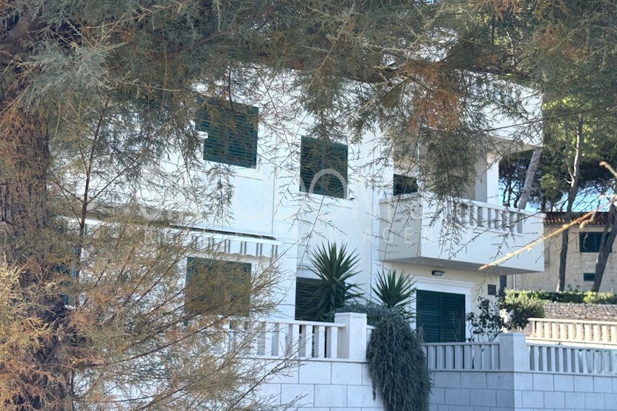 Ekskluzivno - opremljeno stanovanje v prvi vrsti do morja - Sutivan, Brač