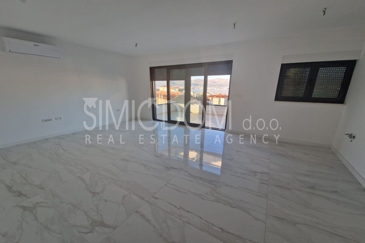 Penthouse stanovanje v novogradnji z razgledom, Čiovo