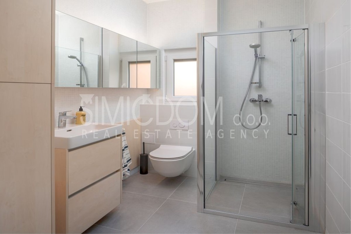 Dvostanovanjsko stanovanje z razgledom, Rogoznica