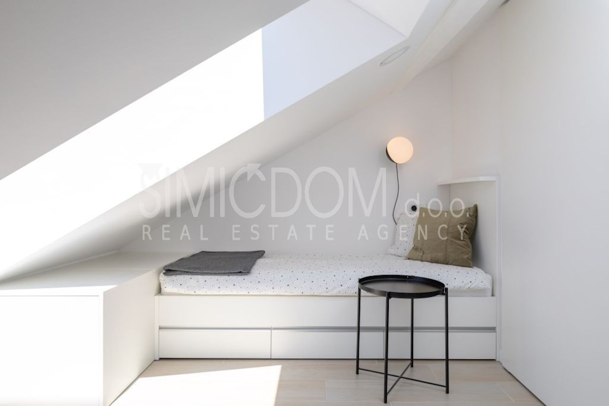 Dvostanovanjsko stanovanje z razgledom, Rogoznica