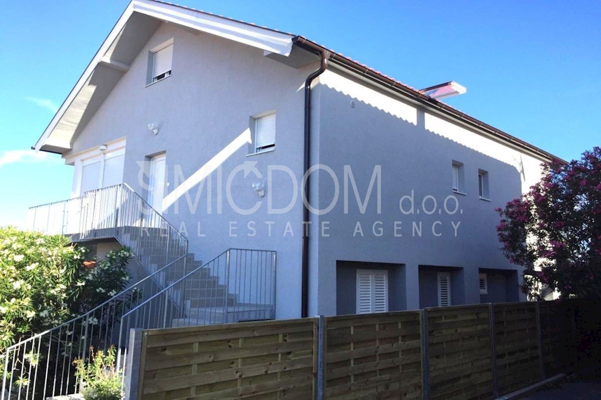 Dvostanovanjsko stanovanje z razgledom, Rogoznica