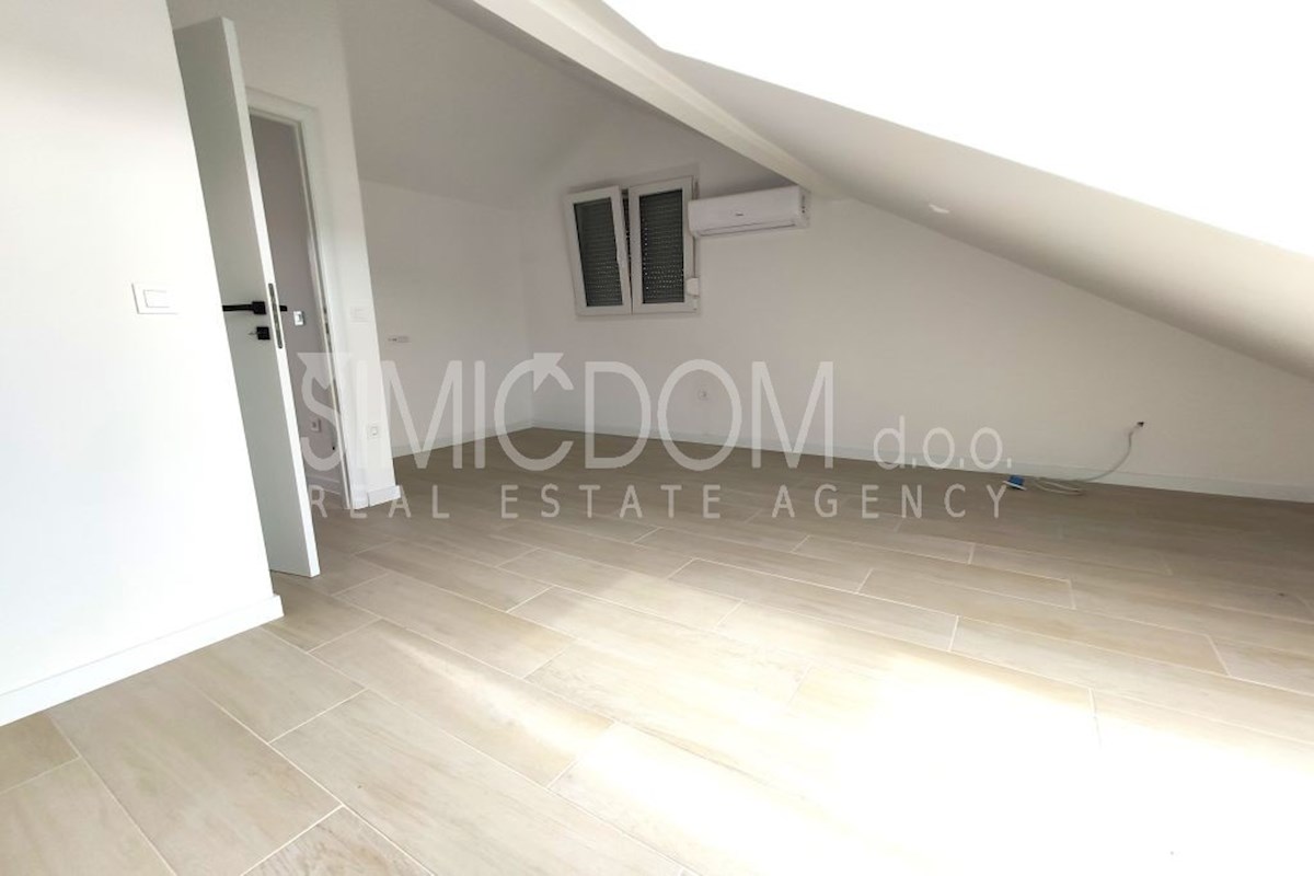 Dvostanovanjsko stanovanje z razgledom, Rogoznica