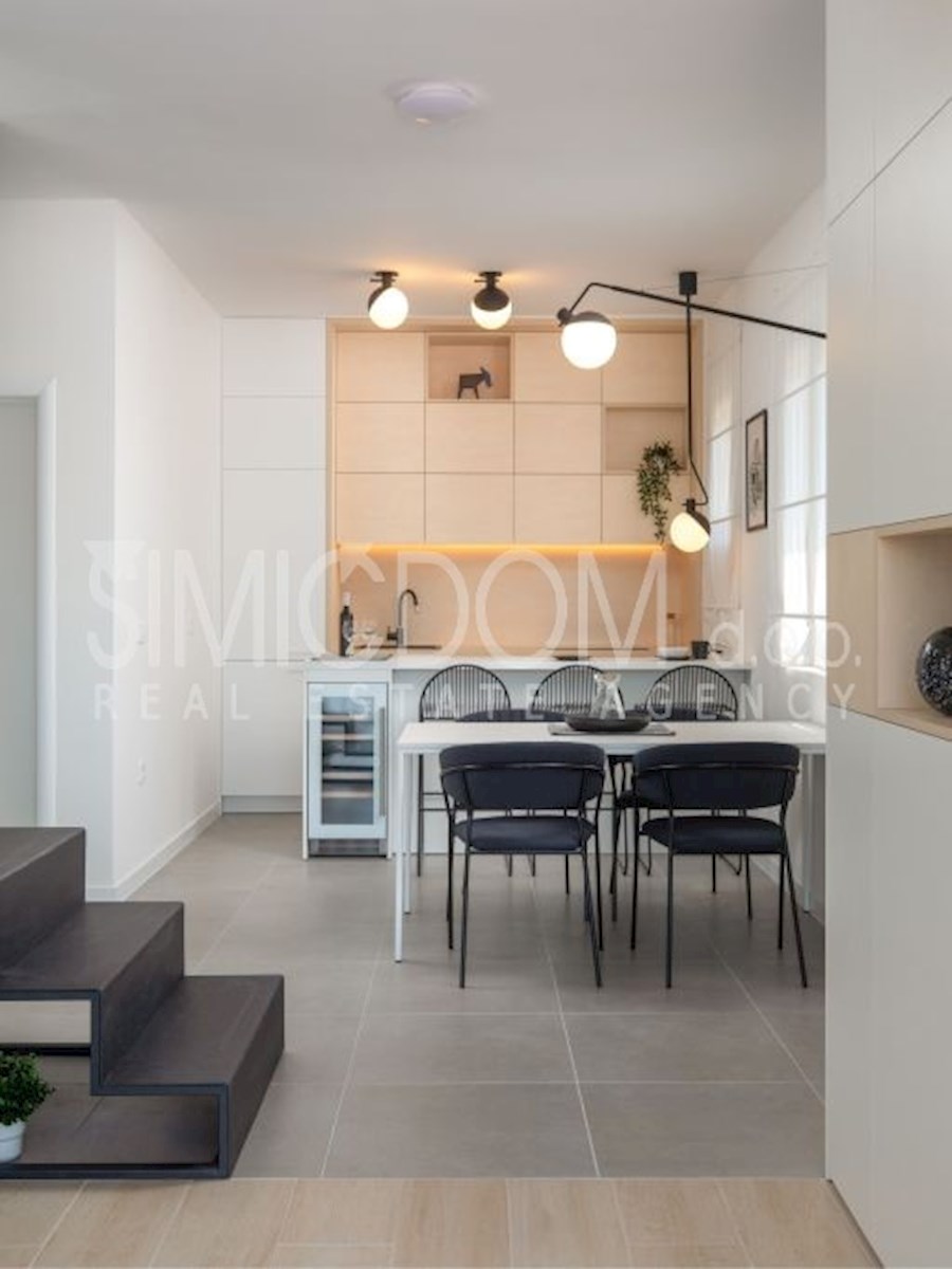 Dvostanovanjsko stanovanje z razgledom, Rogoznica