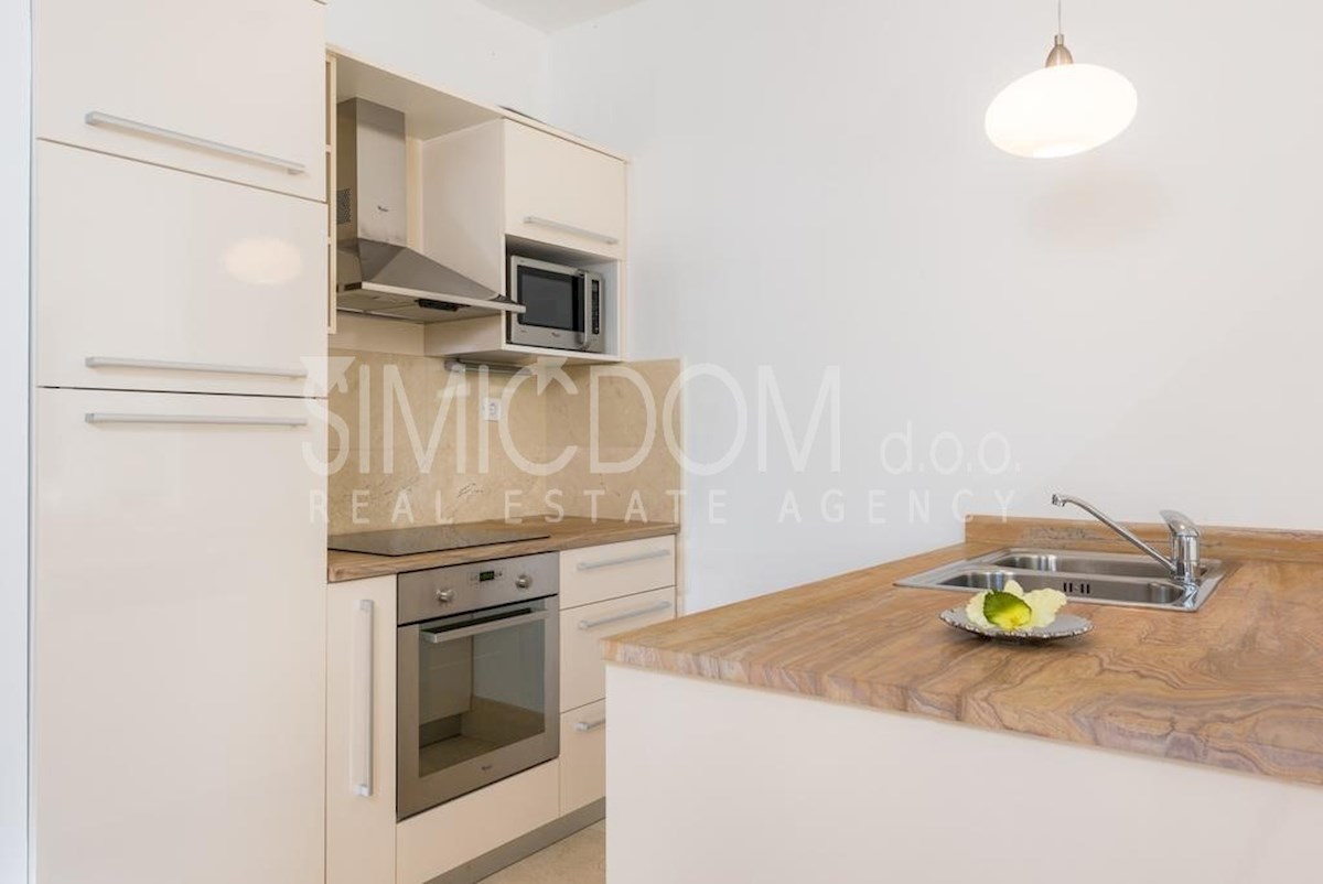 Apartmajska vila z bazenom na Braču, prodamo