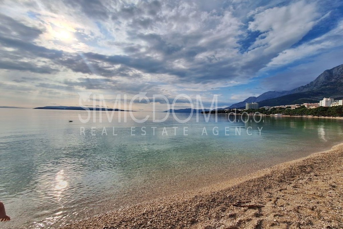 Enosobno stanovanje z vrtom, Makarska