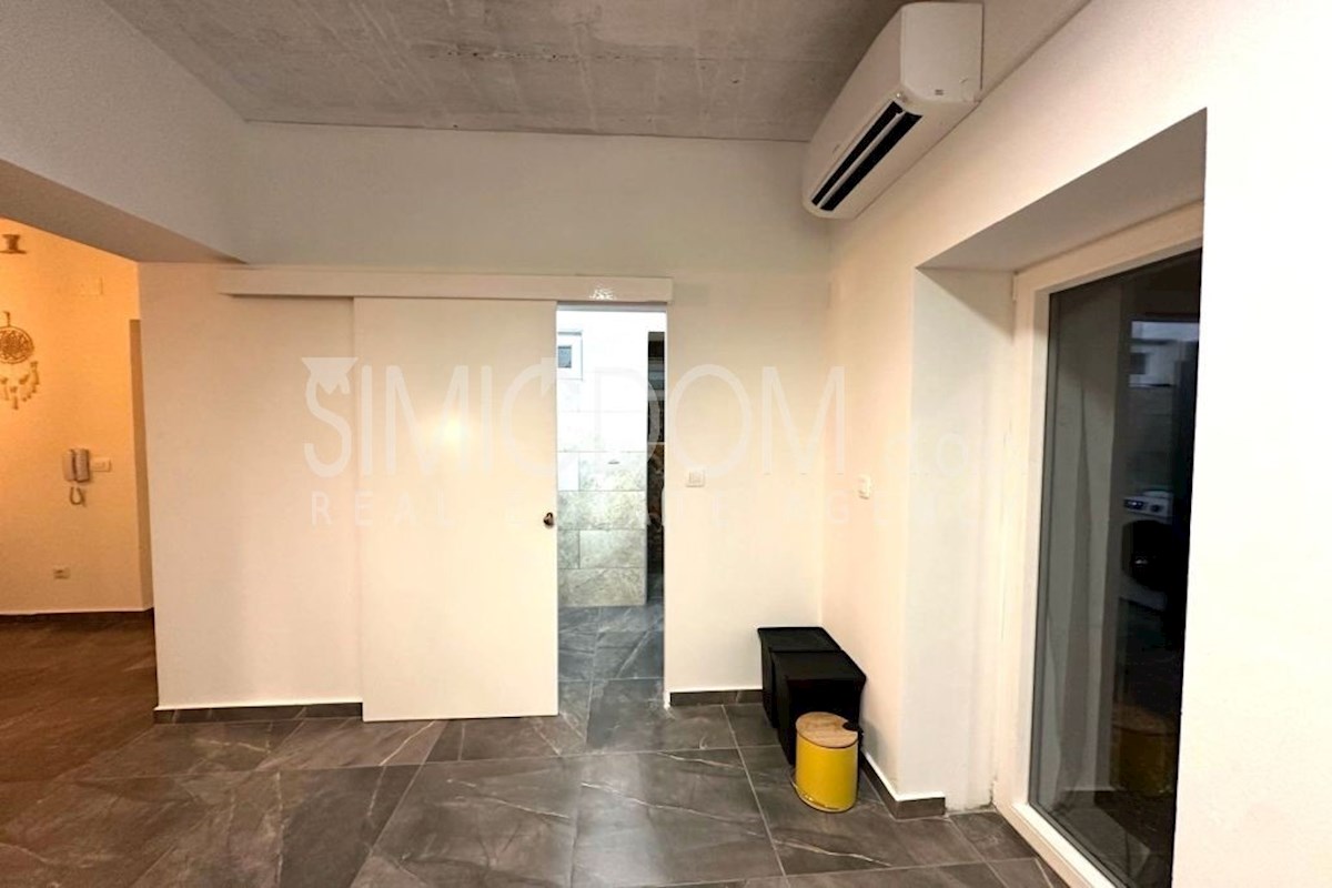 Prenovljena hiša z vrtom v centru Šibenika