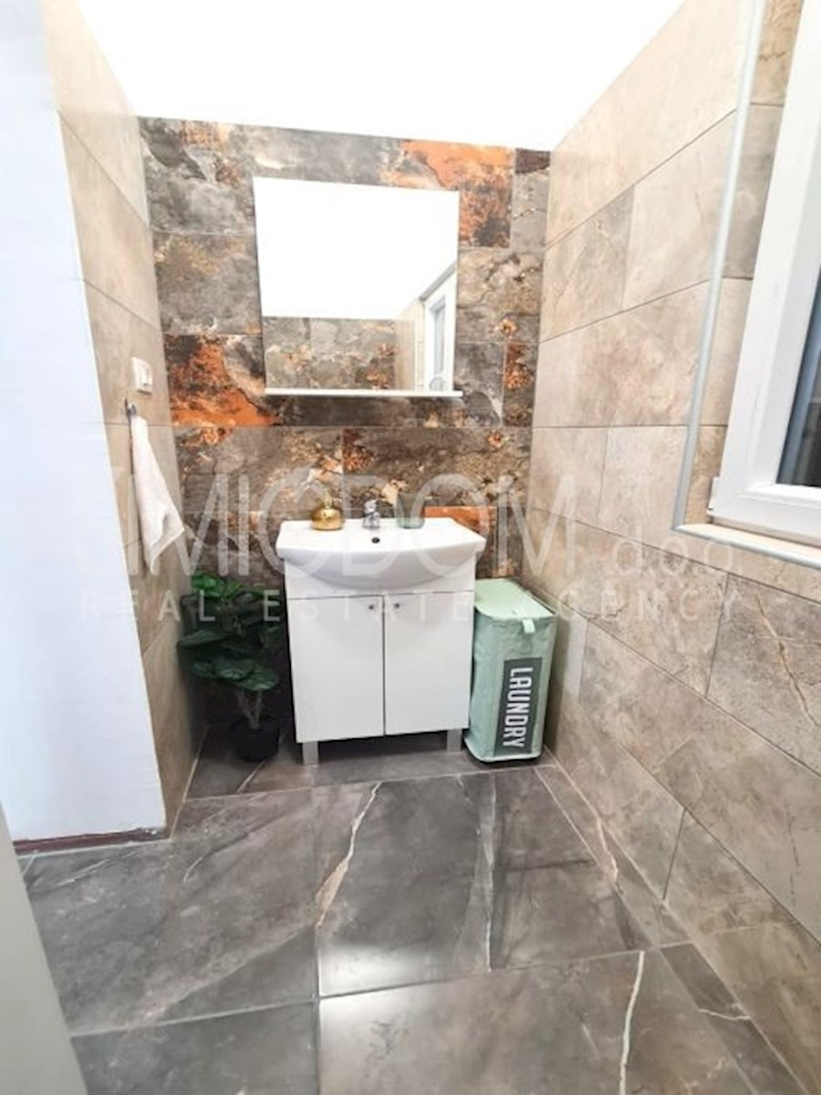 Prenovljena hiša z vrtom v centru Šibenika