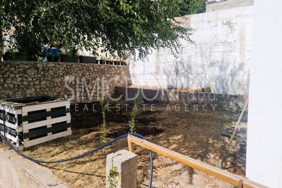 Prenovljena hiša z vrtom v centru Šibenika
