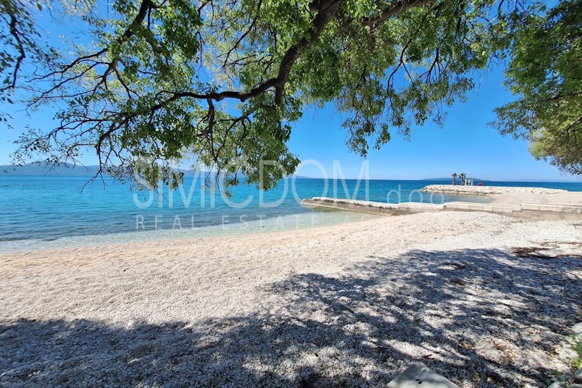Enosobno stanovanje s pogledom na morje, Gradac
