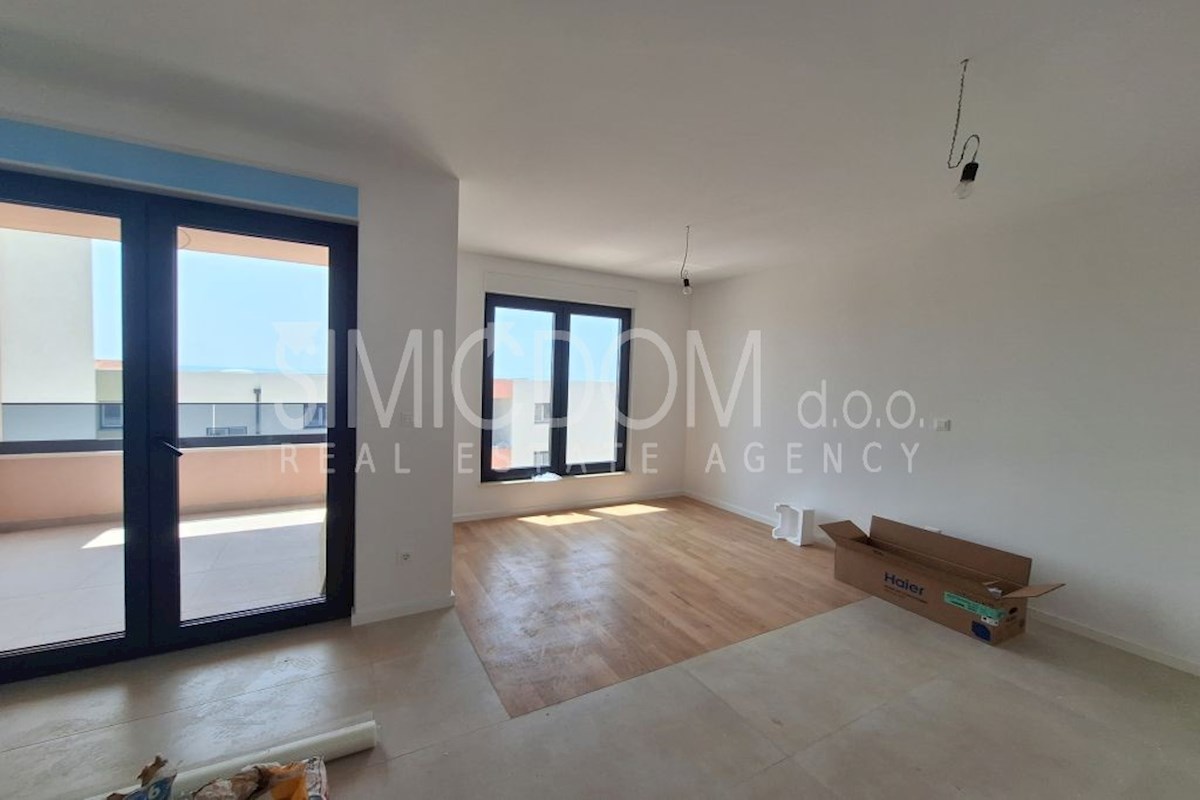 Apartma z razgledom in strešno teraso, Podstrana