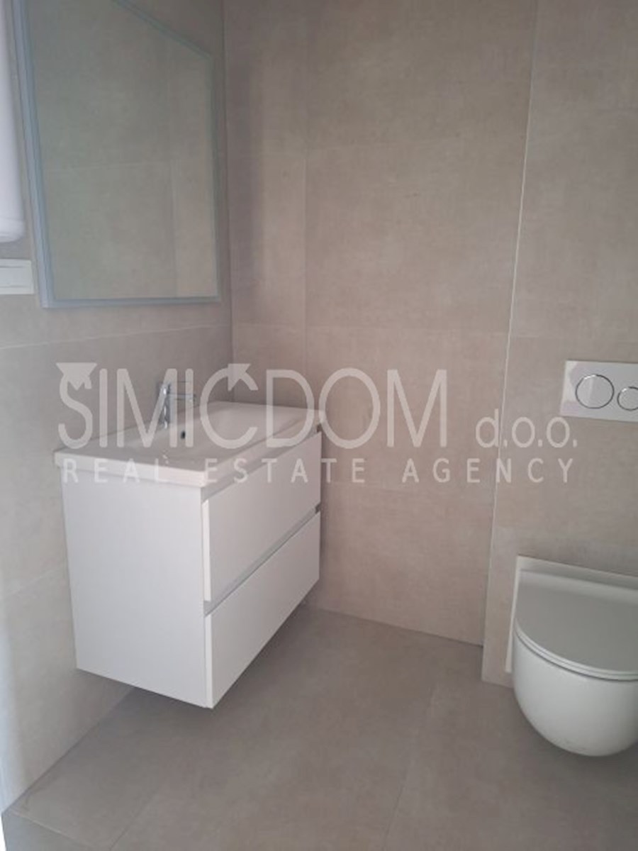 Apartma z razgledom in strešno teraso, Podstrana