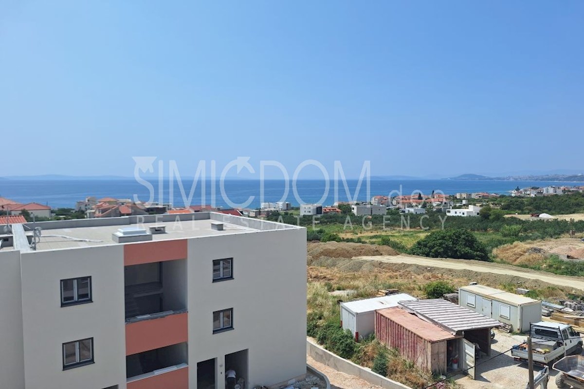 Apartma z razgledom in strešno teraso, Podstrana