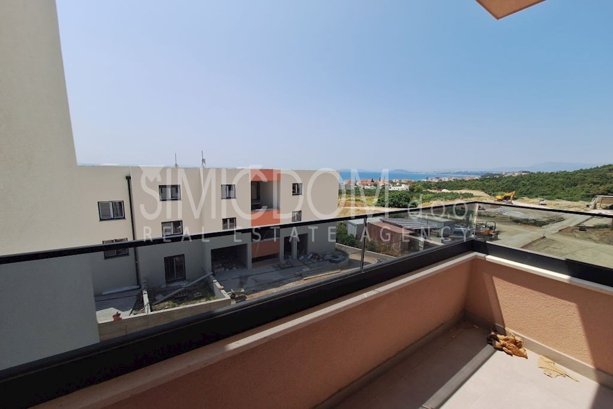 Apartma z razgledom in strešno teraso, Podstrana
