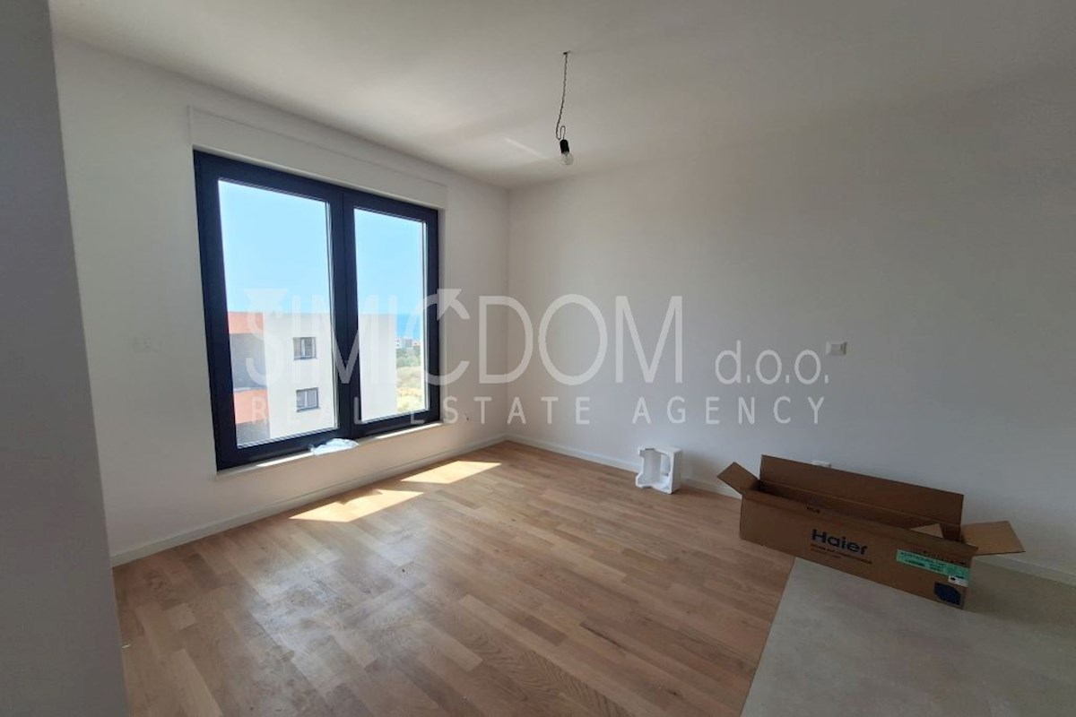 Apartma z razgledom in strešno teraso, Podstrana