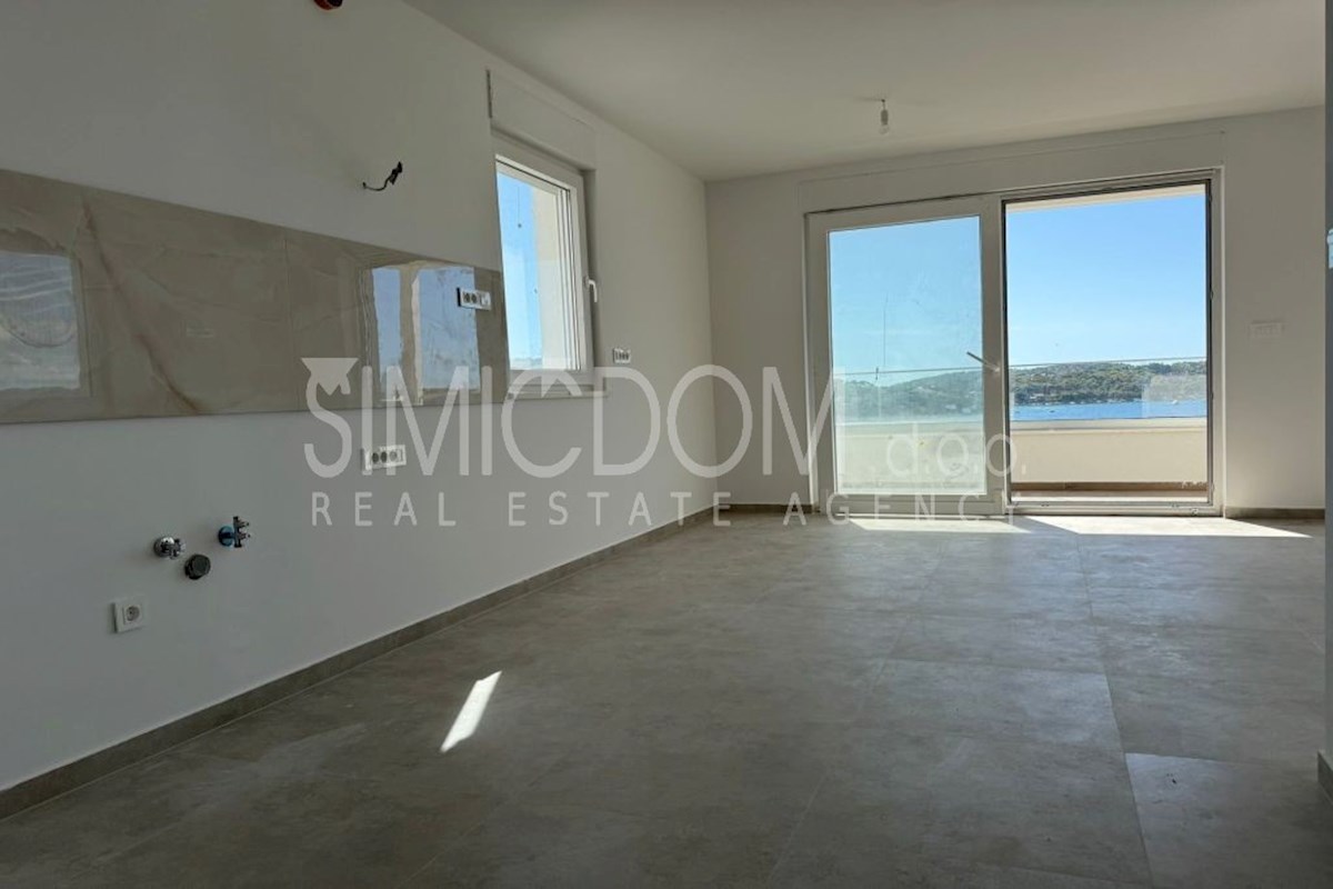 Novo dvosobno stanovanje 50m od plaže, Rogoznica
