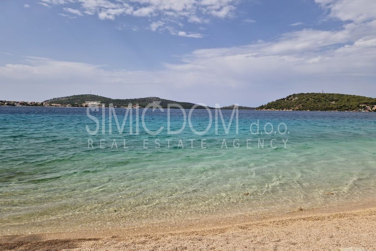Novo dvosobno stanovanje 50m od plaže, Rogoznica