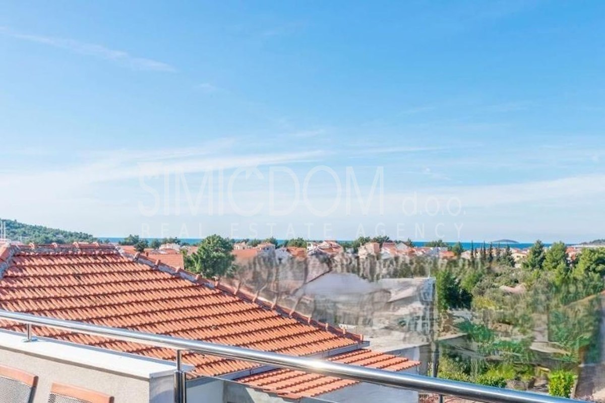 Opremljena samostojna hiša, Rogoznica