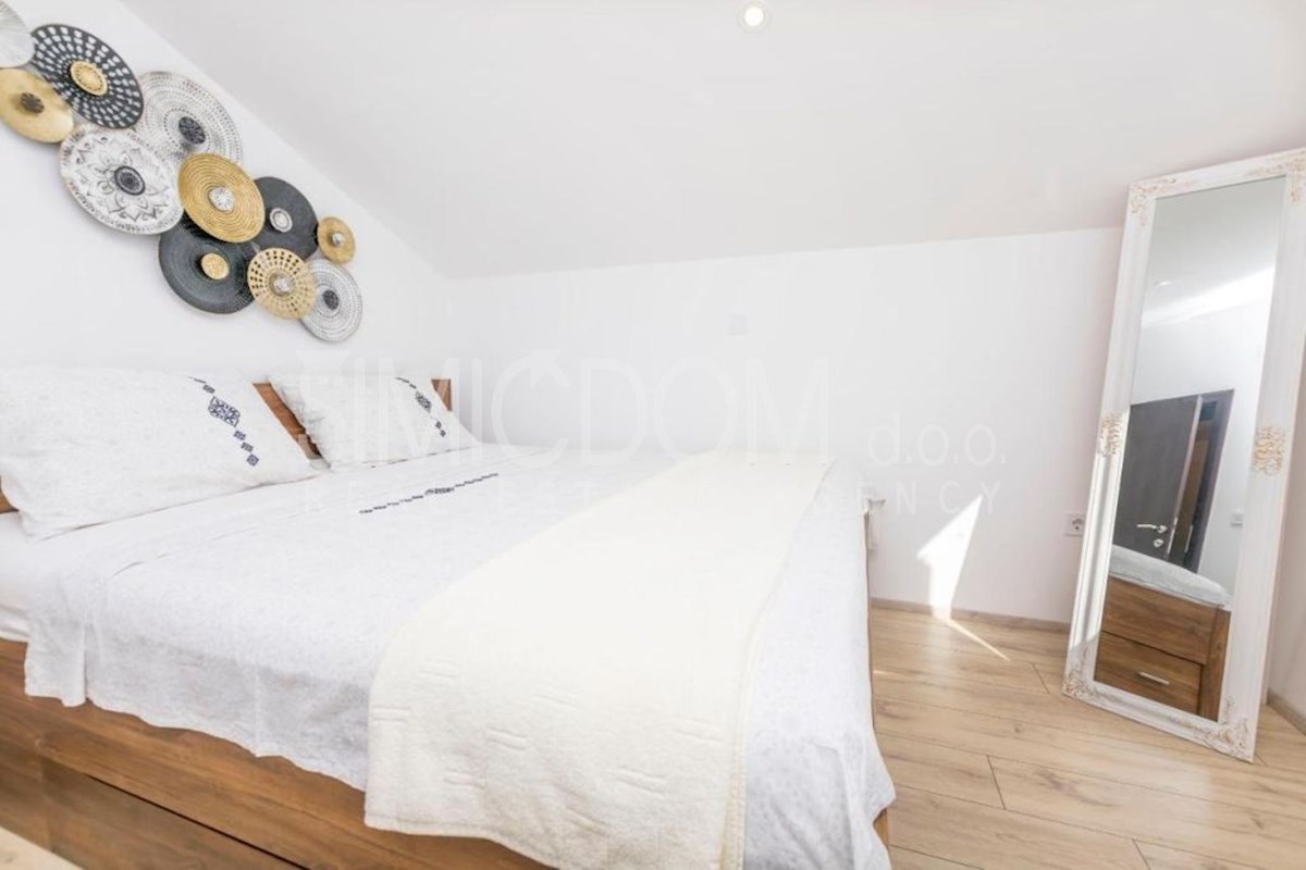 Opremljena samostojna hiša, Rogoznica