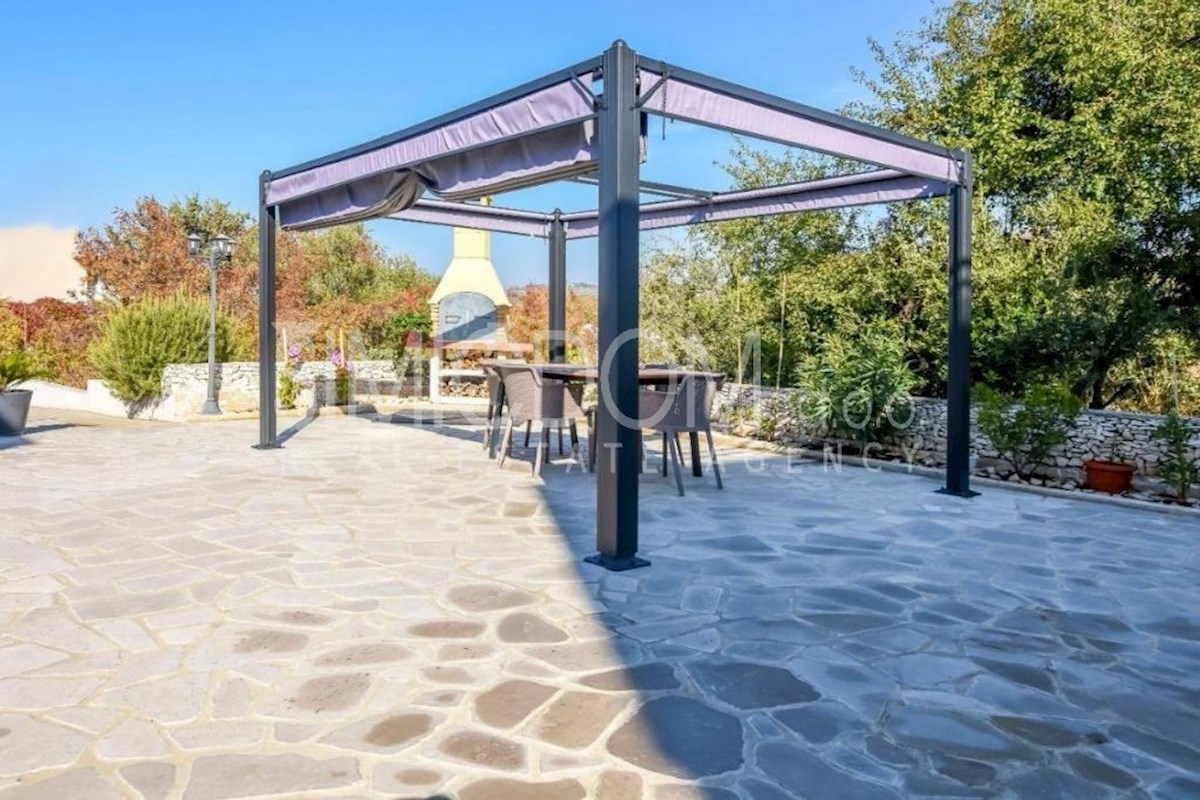 Opremljena samostojna hiša, Rogoznica