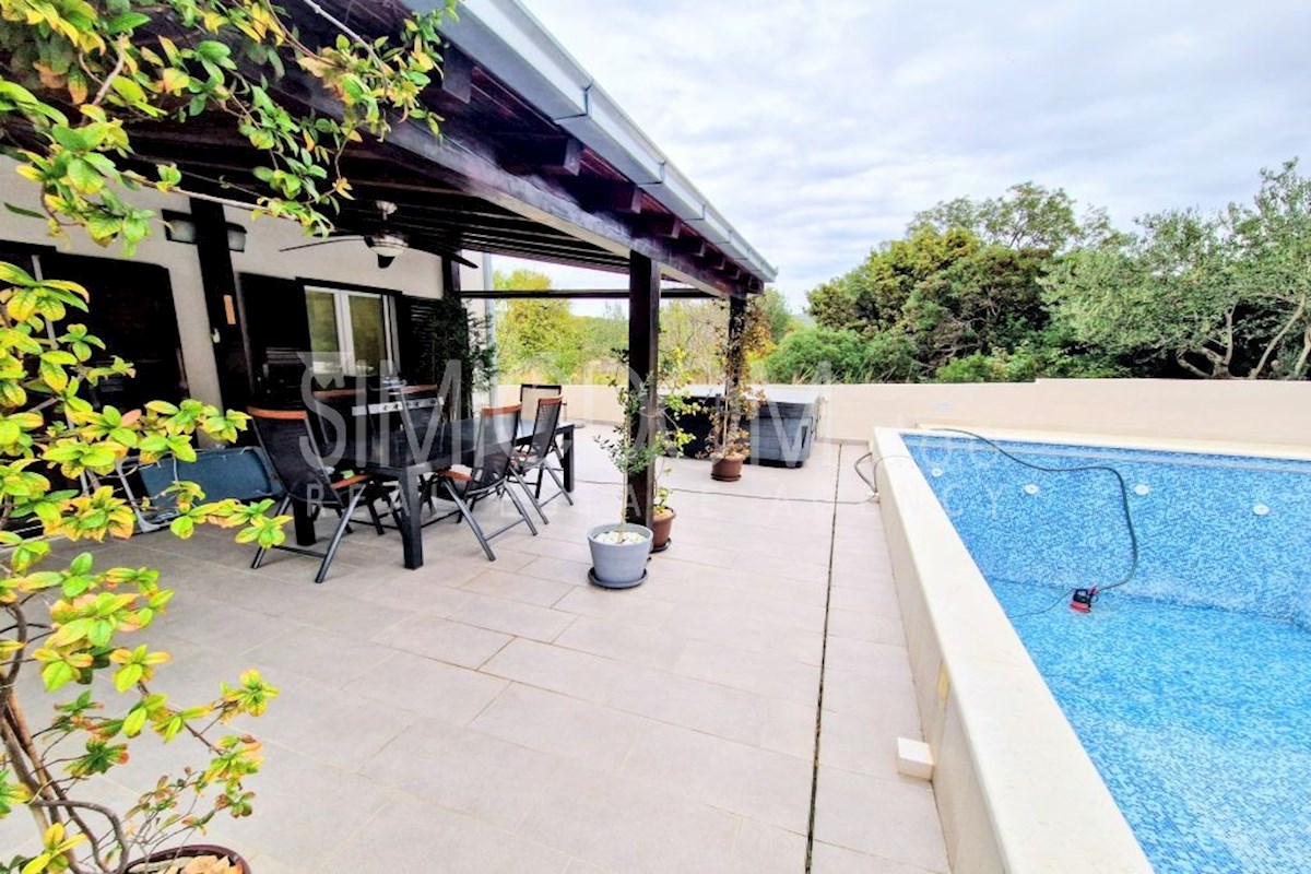 Opremljena samostojna hiša, Rogoznica