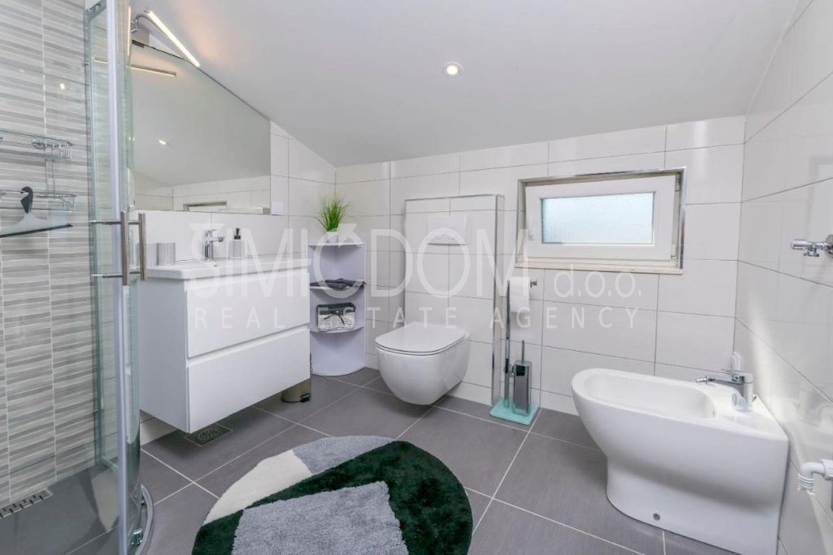 Opremljena samostojna hiša, Rogoznica