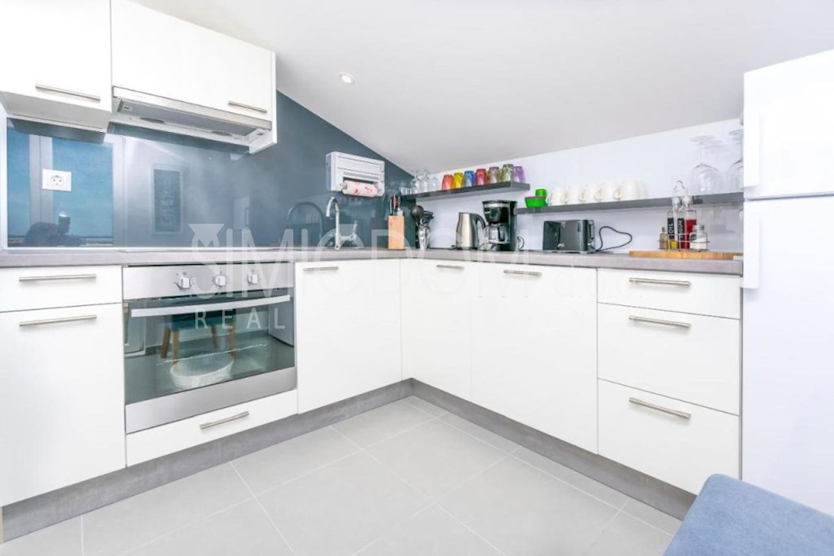 Opremljena samostojna hiša, Rogoznica