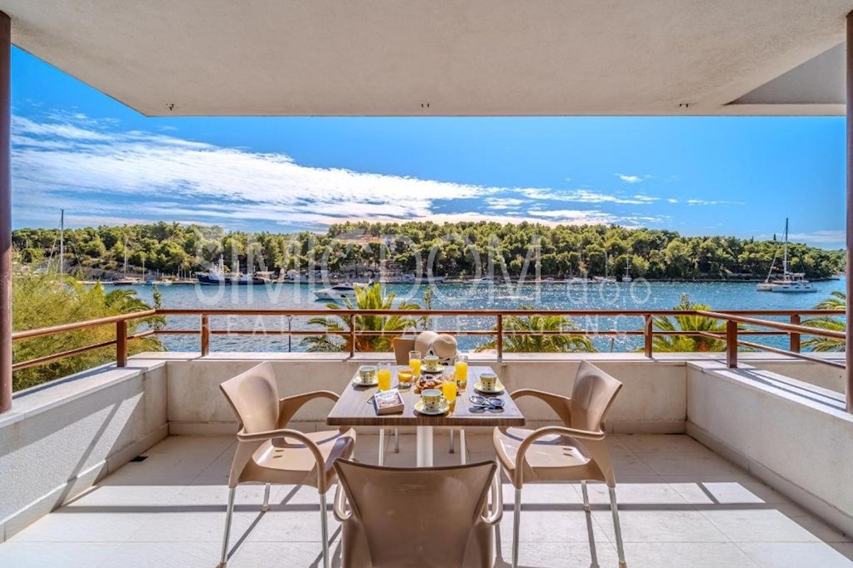 Apartmajska vila prva vrsta ob morju, Brač