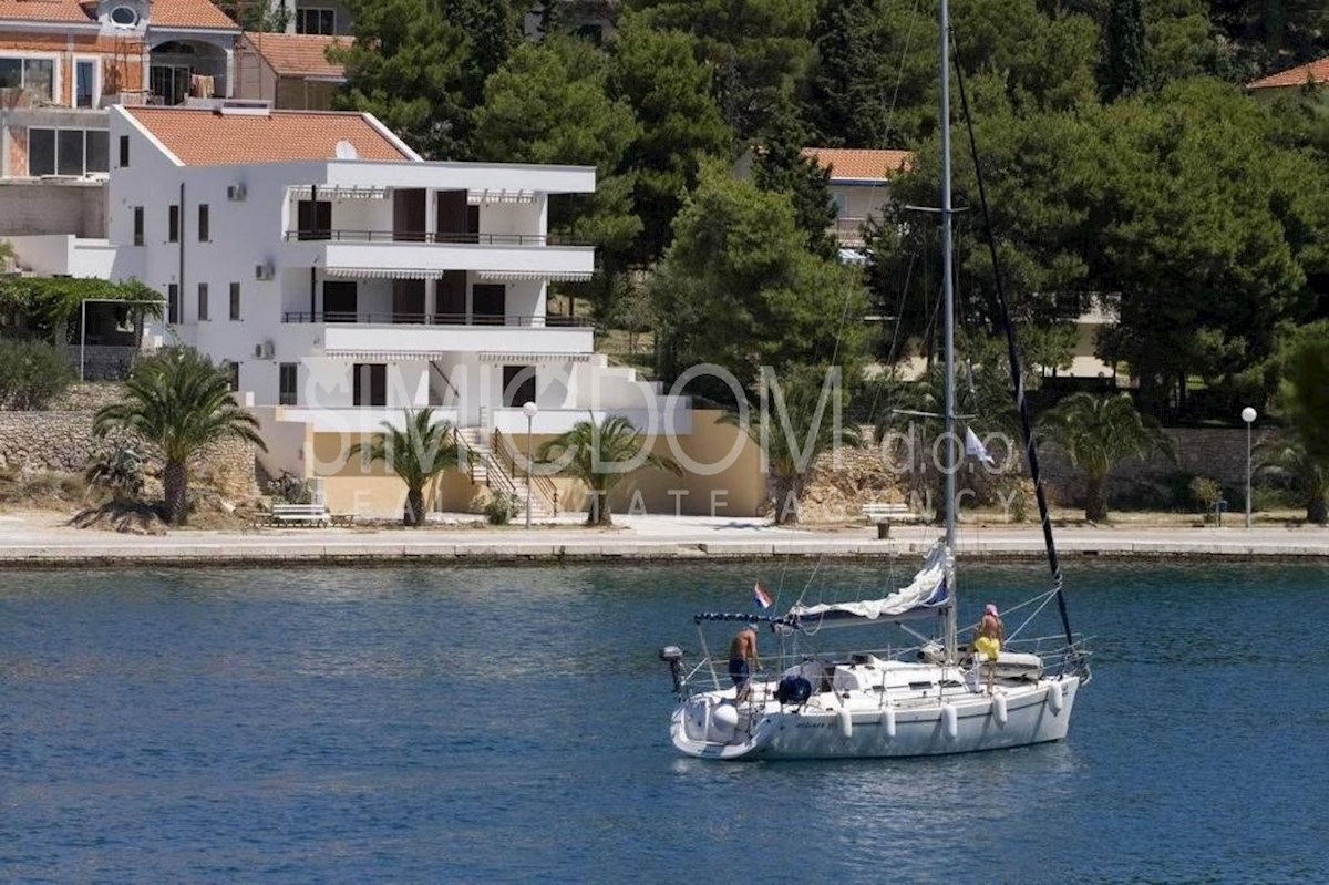 Apartmajska vila prva vrsta ob morju, Brač