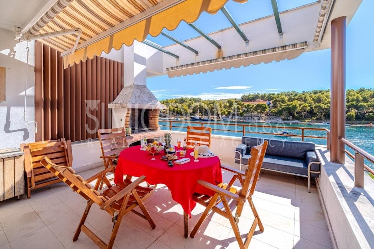 Apartmajska vila prva vrsta ob morju, Brač