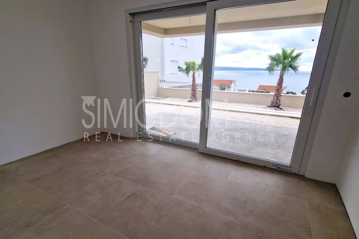 Prostrani apartman s bazenom i vrtom blizu plaže, Čiovo