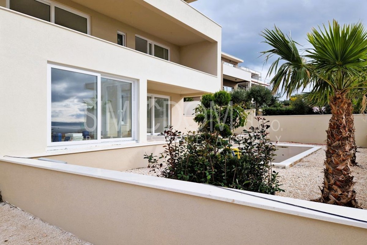 Prostrani apartman s bazenom i vrtom blizu plaže, Čiovo