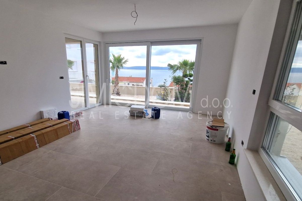 Prostrani apartman s bazenom i vrtom blizu plaže, Čiovo