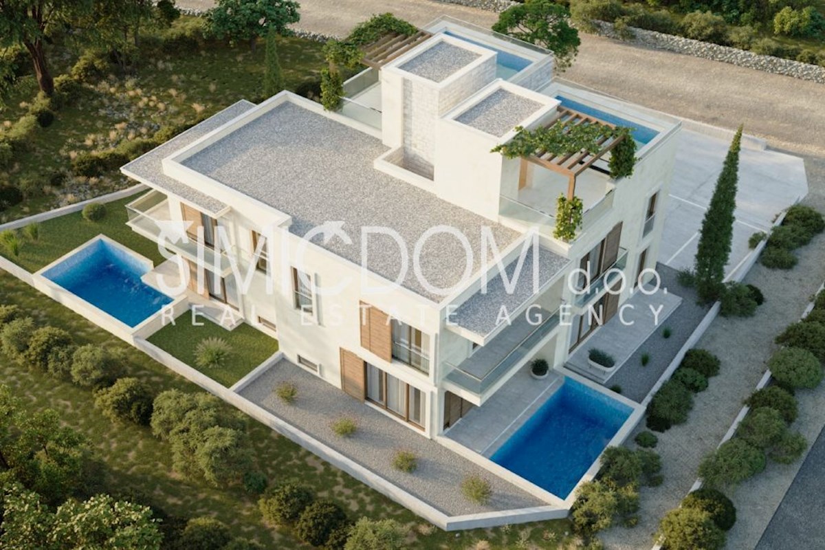 Čudovita hiša z bazenom v bližini plaže, Srima