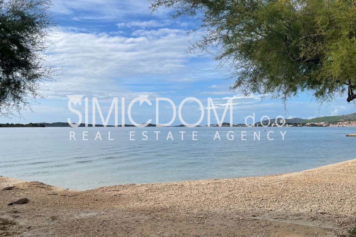 Čudovita hiša z bazenom v bližini plaže, Srima