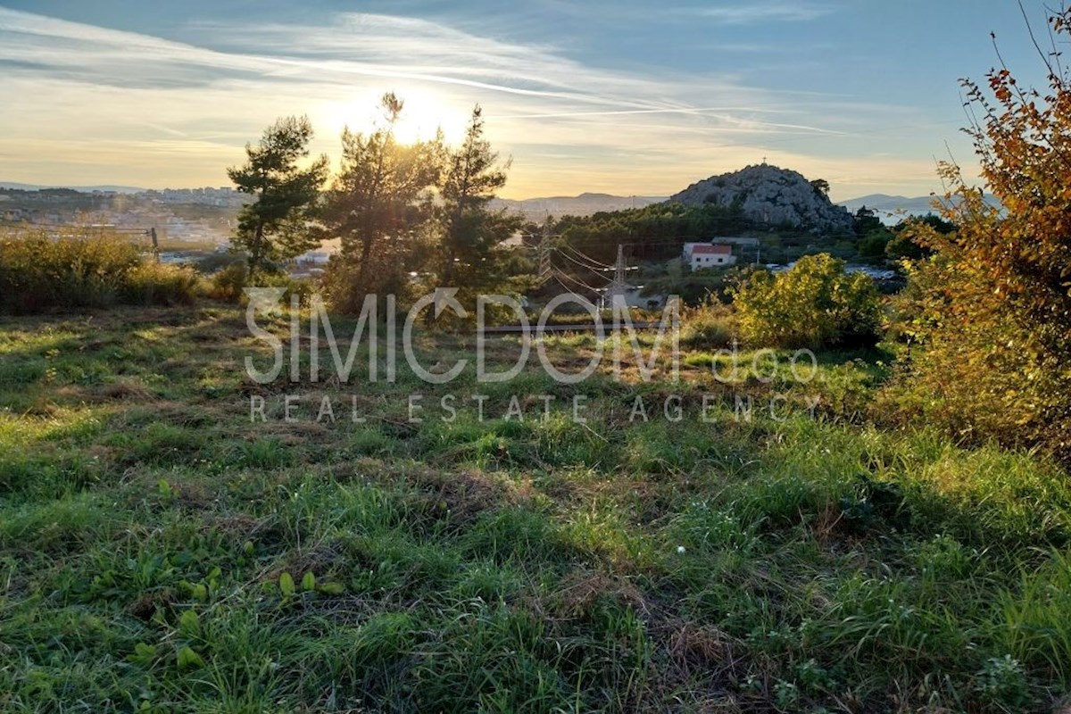 Zazidljiva parcela v bližini objektov, Solin