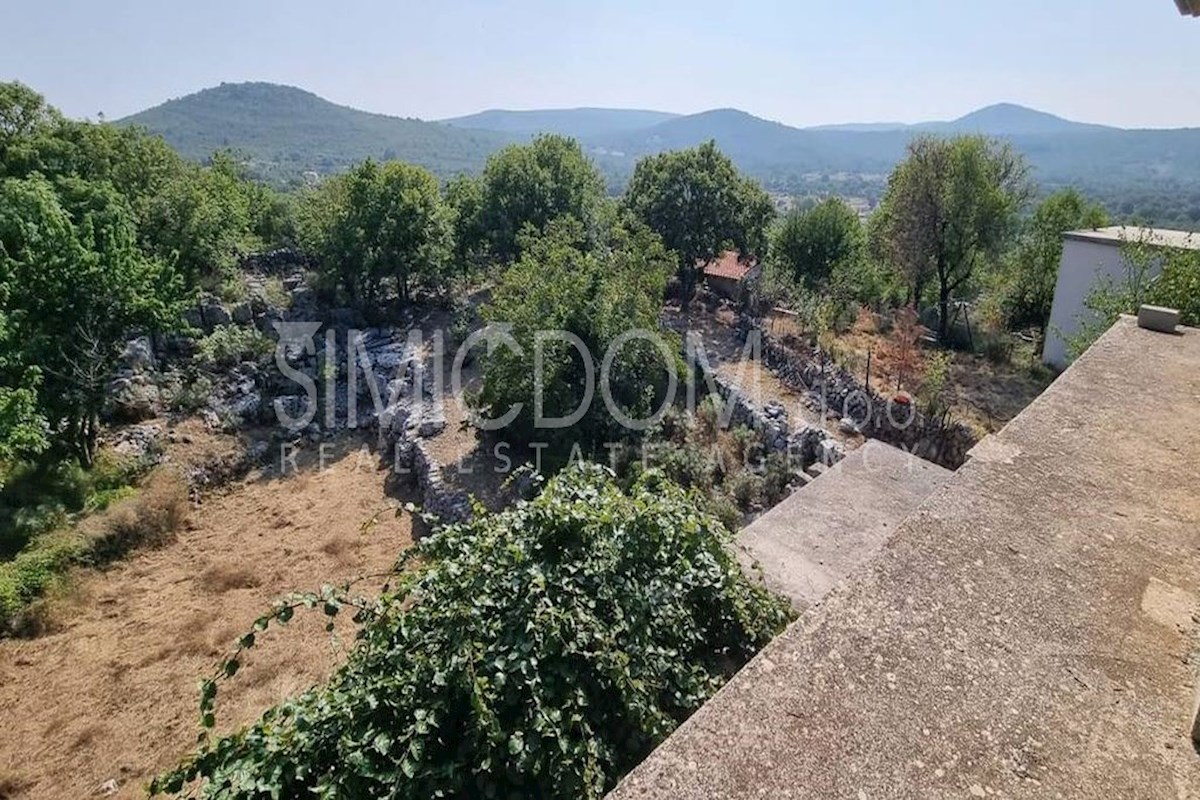 Nedokončana hiša na prostorni parceli, Gornji Humac