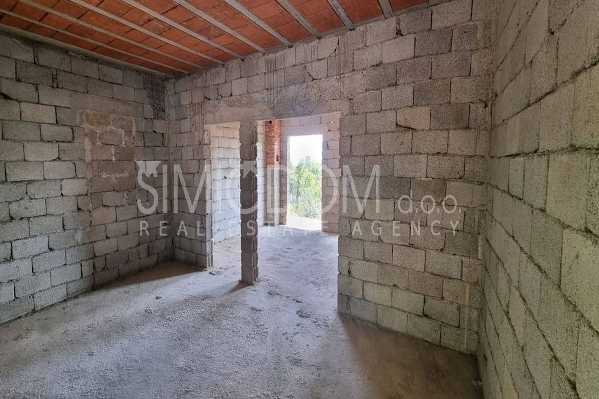 Nedokončana hiša na prostorni parceli, Gornji Humac