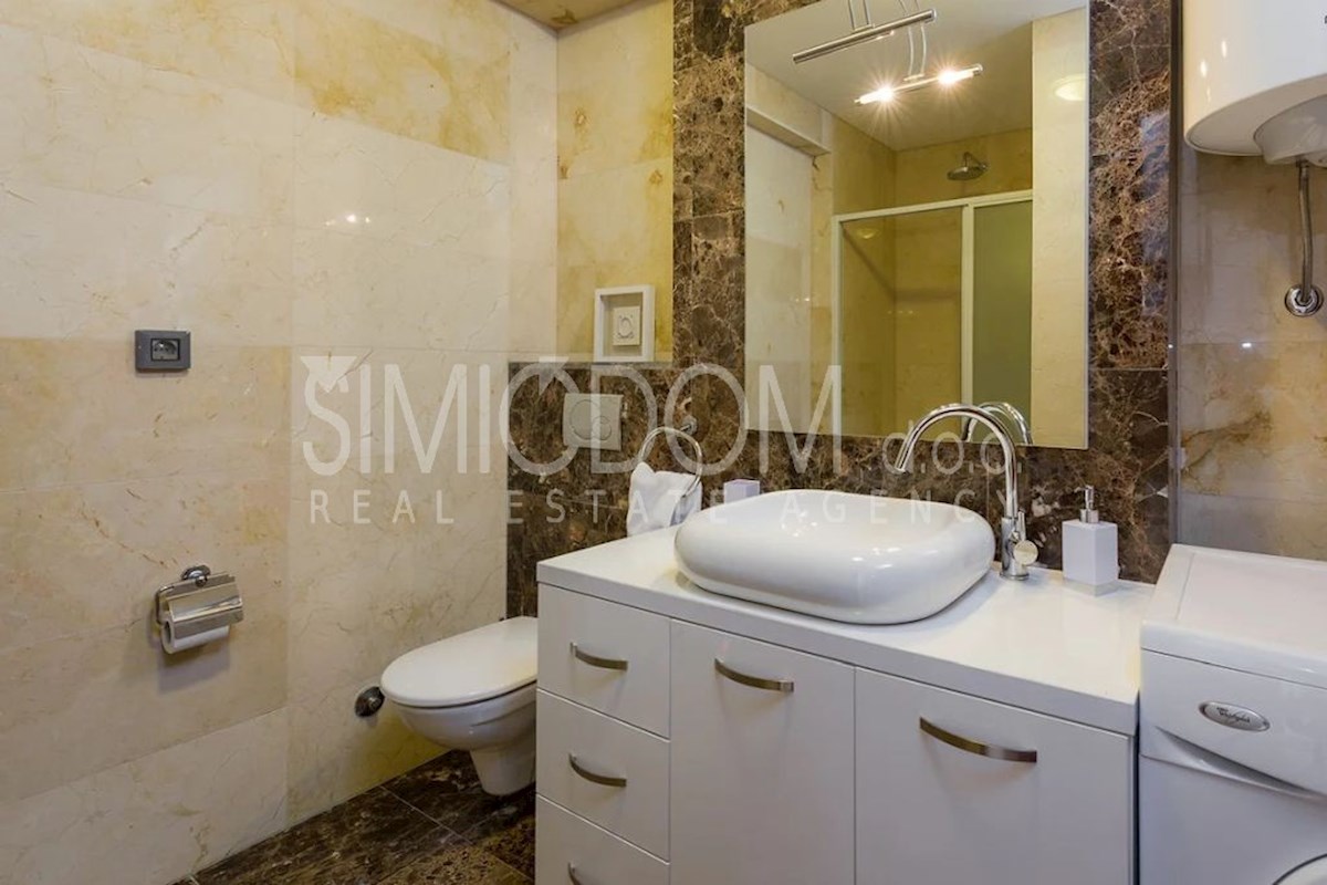 Prostoren apartma tik ob morju, Brač