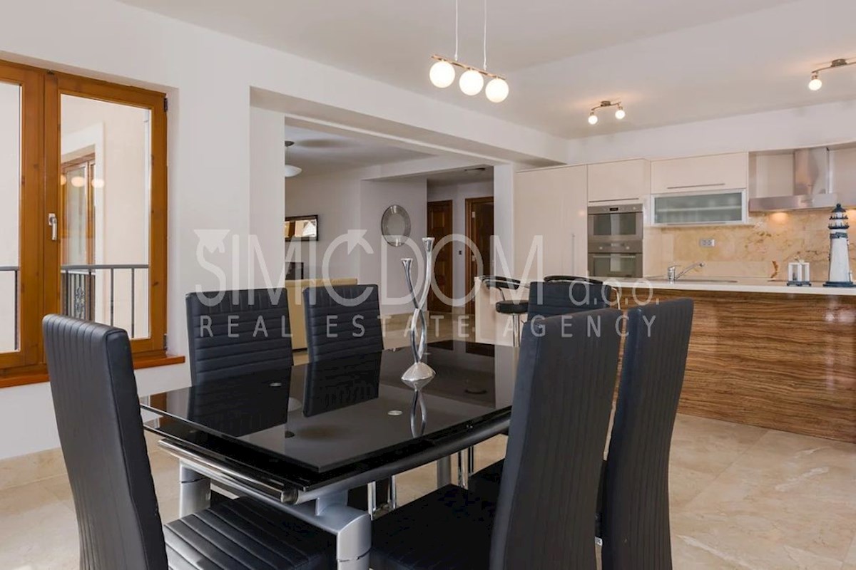 Prostoren apartma tik ob morju, Brač