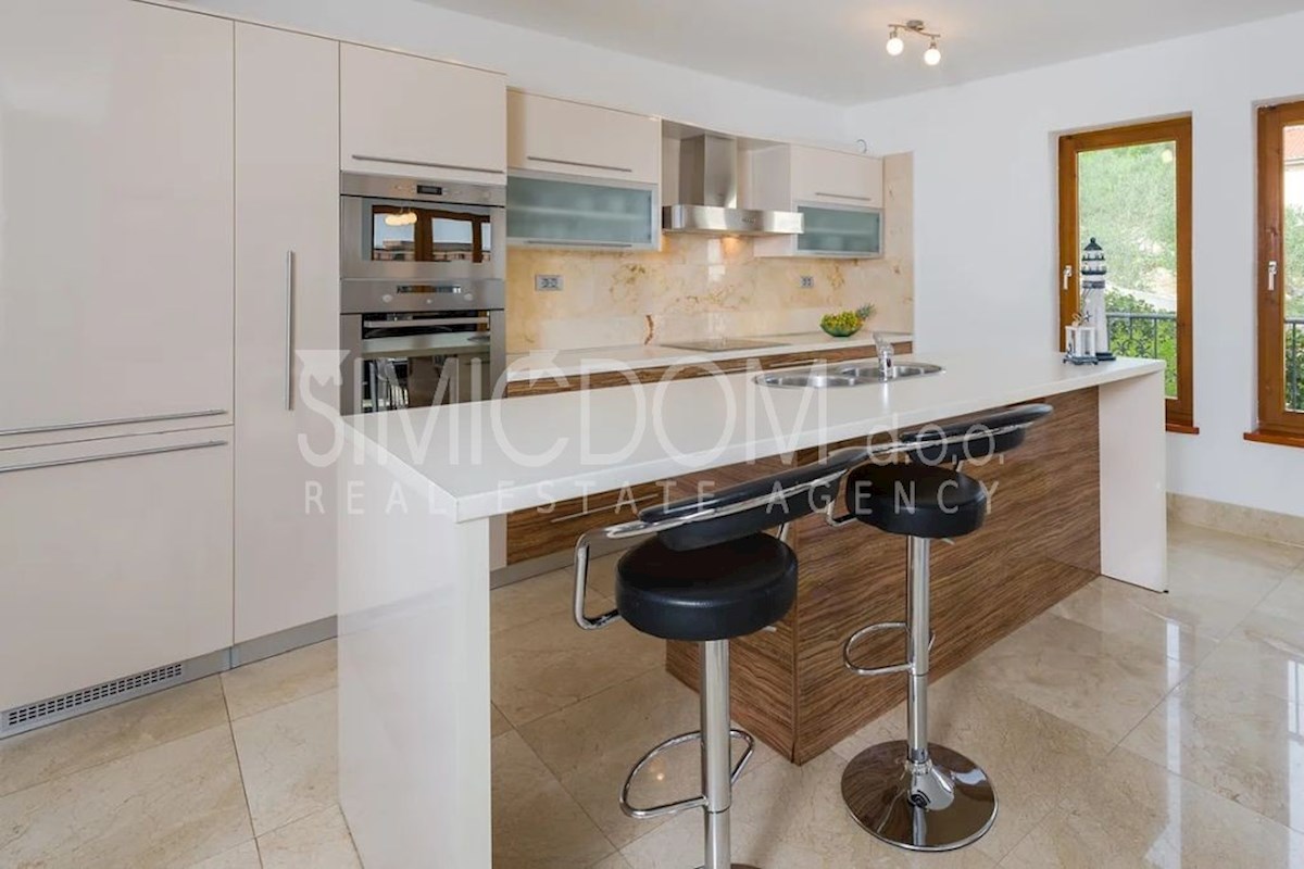 Prostoren apartma tik ob morju, Brač