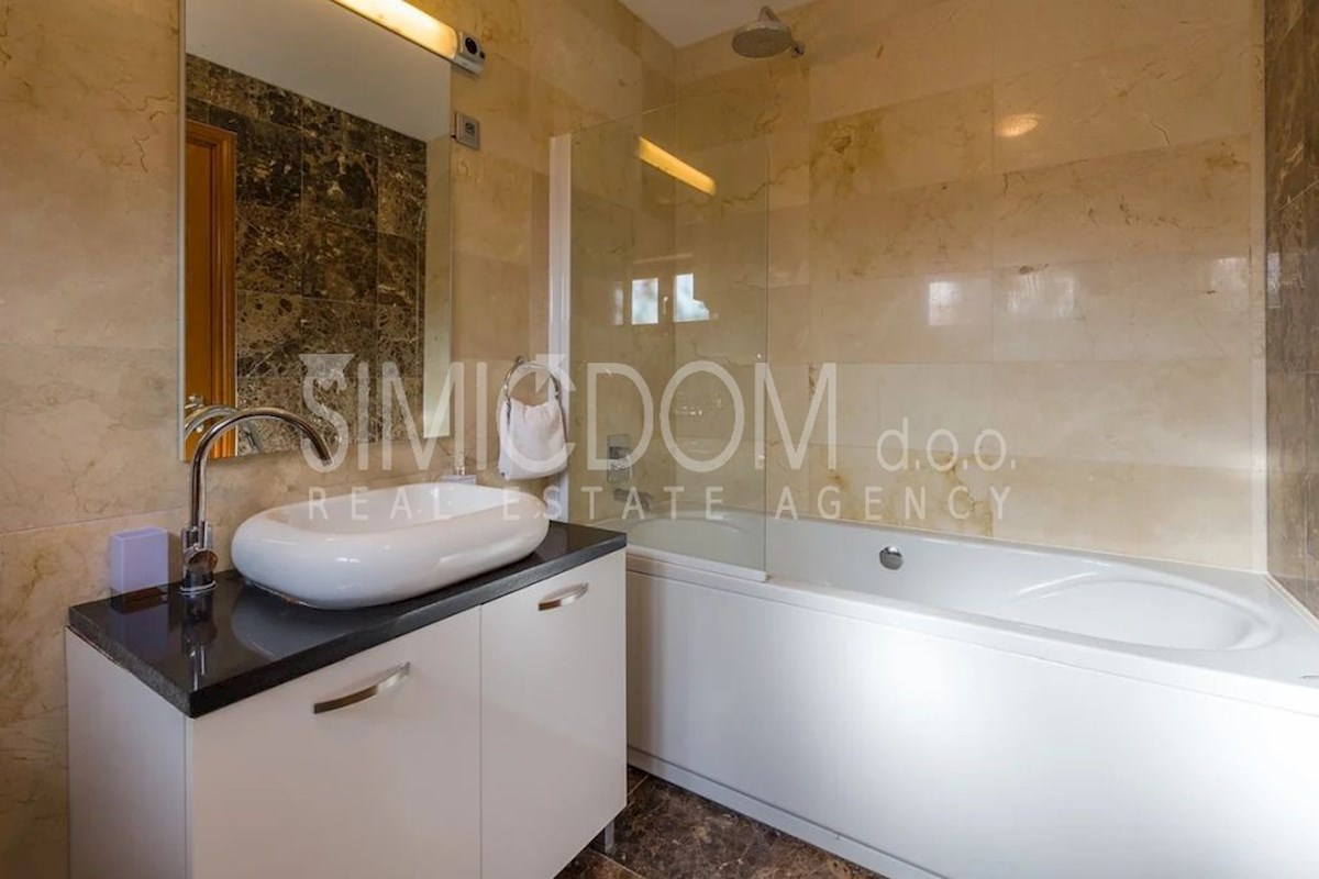 Prostoren apartma tik ob morju, Brač
